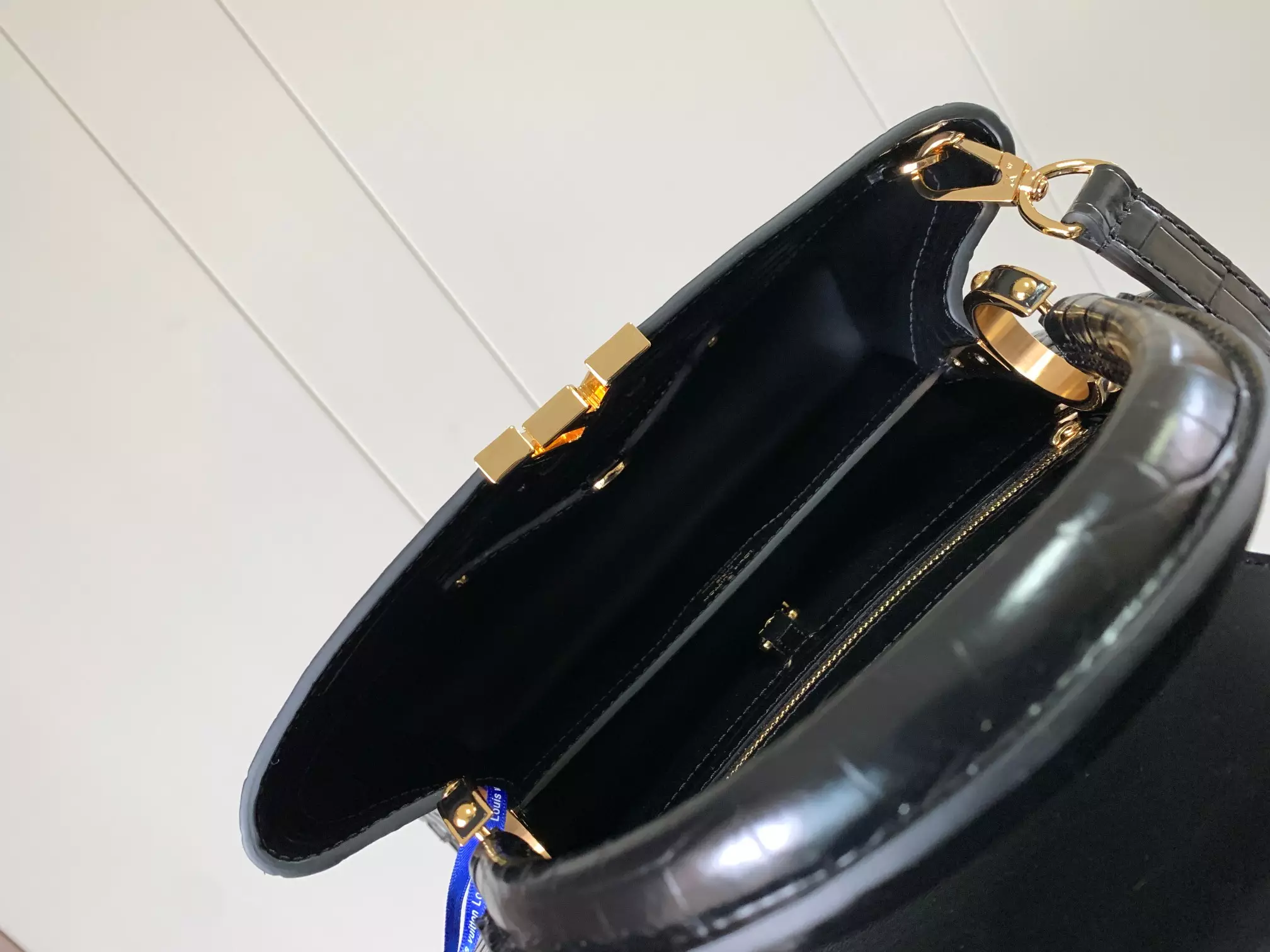 LV Capucines MM Crocodilien Mat in Black - Repbags.is - Image 10