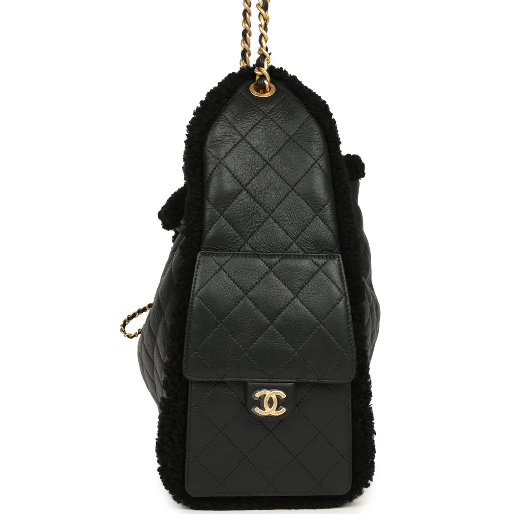 Chanel Medium 25 Hobo Bag Black Crumpled Sheepskin and Shearling Antique Gold Hardware - Image 4