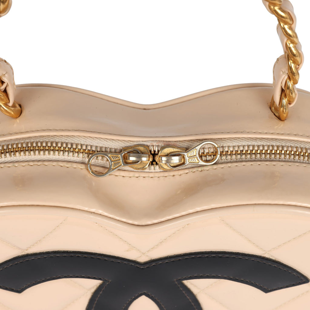 Vintage Chanel Heart Vanity Bag Beige and Black Patent Antique Gold Hardware - Image 7