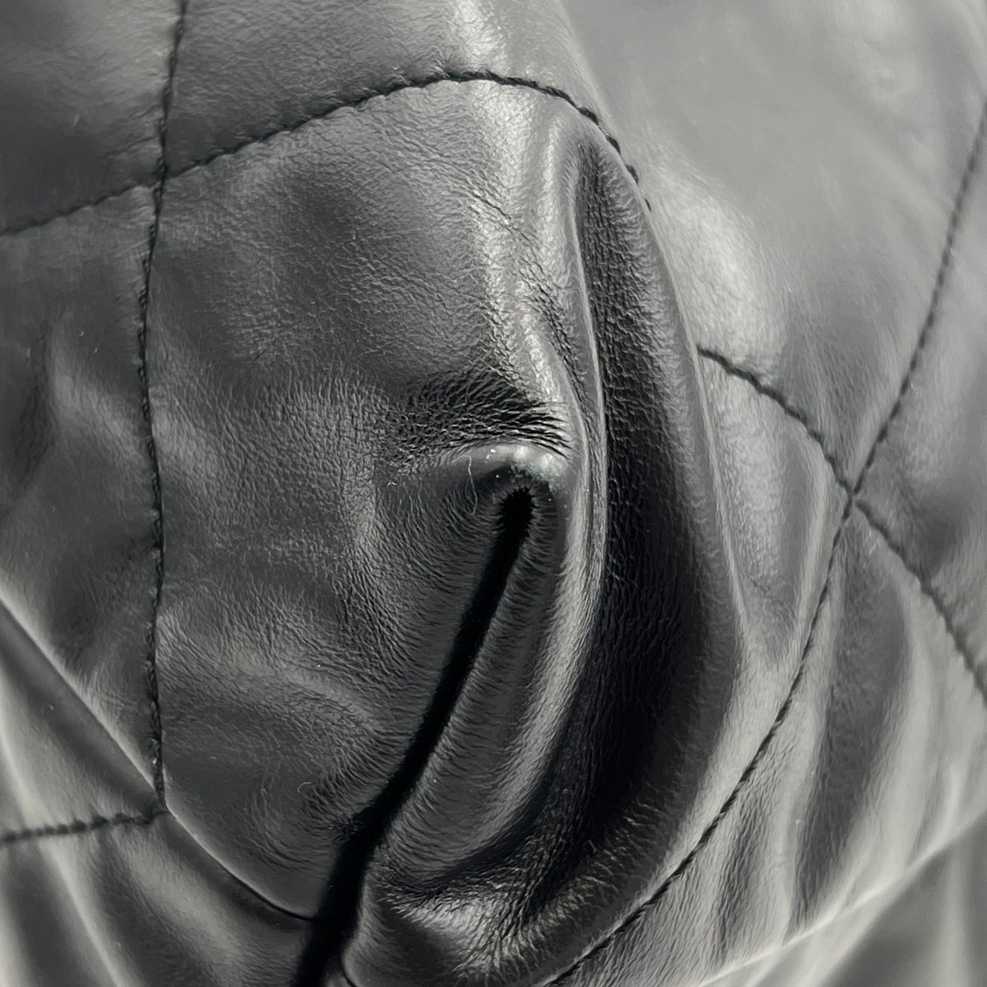 22 Tote Tote Bag Small Black in Calfskin, Gold hardware - Image 8