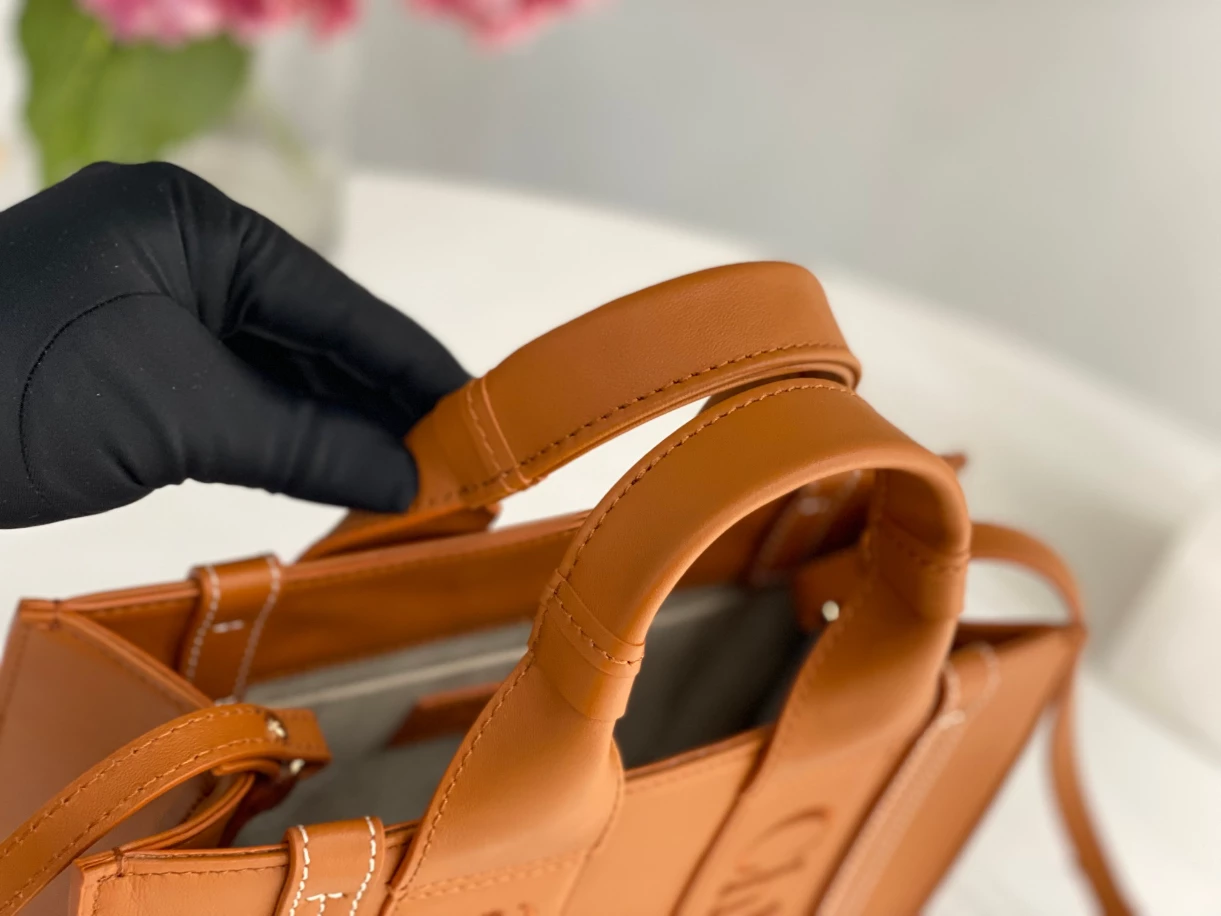 Chloé Small Woody Tote Bag Smooth Calfskin With Chloé Logo - MB014 - Image 6