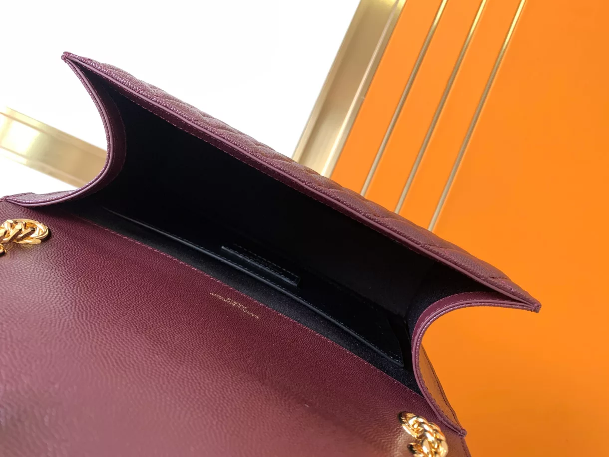 Envelope Medium in Quilted Grain de Poudre Embossed Leather bag - Image 5