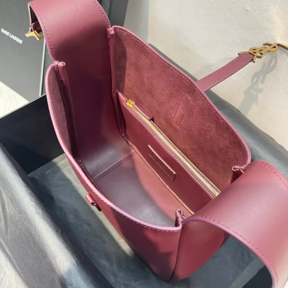 Le 5 à 7 Supple Small in grained leather Bag - Image 6