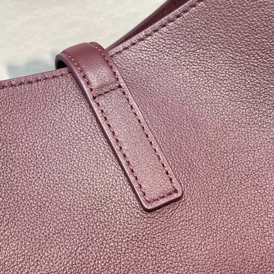 Le 5 à 7 Supple Small in grained leather Bag - Image 9