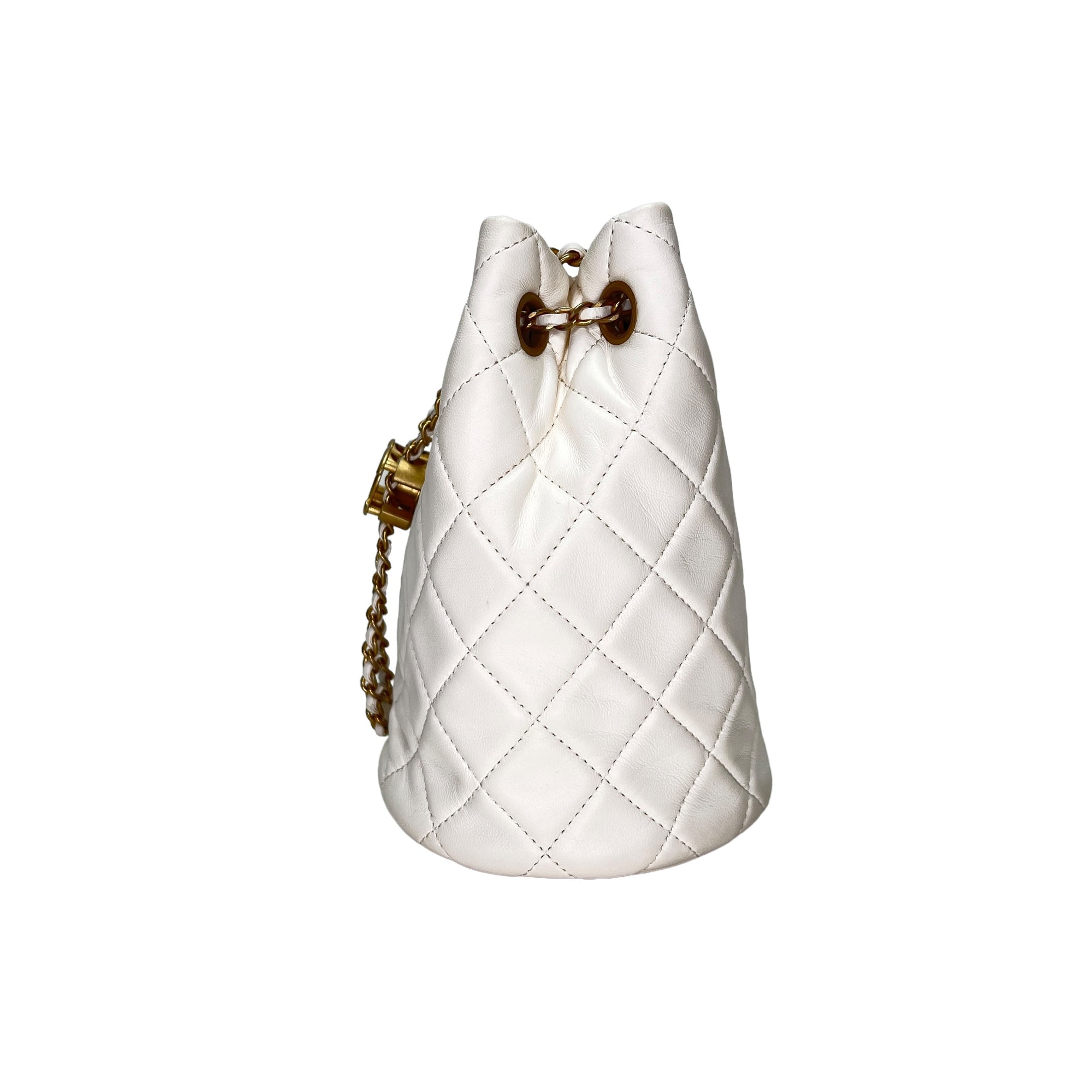 Quilted Pearl Crush Bucket Bag White in Lambskin , Gold Hardware - Image 4