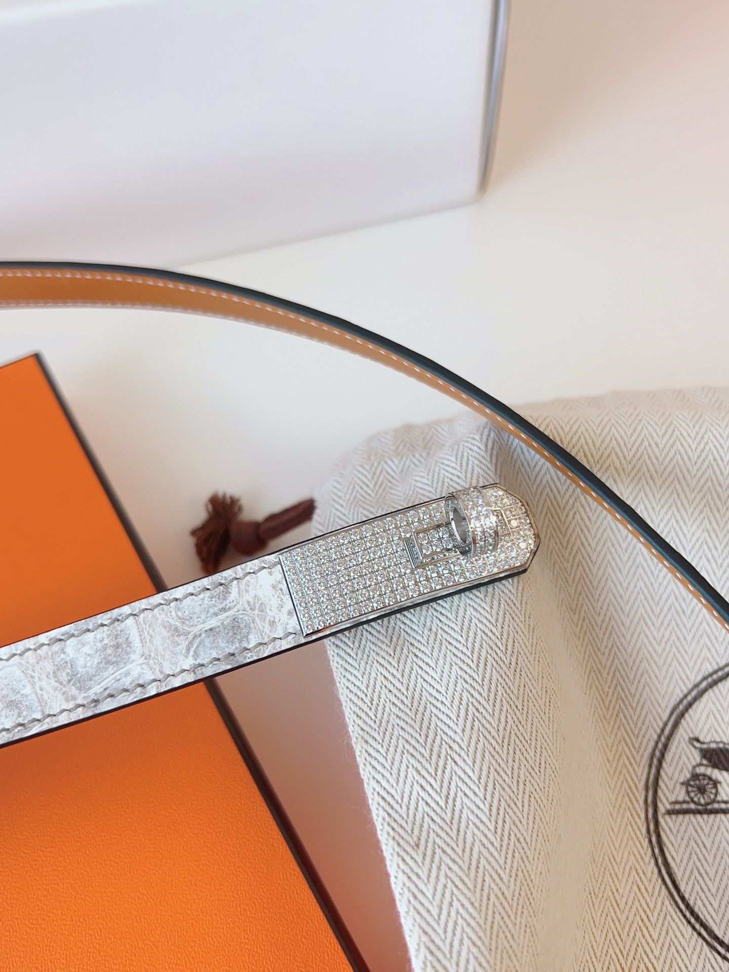 Hermes Kelly 18 Diamond Belt in Himalaya Niloticus Crocodile Leather - Image 10