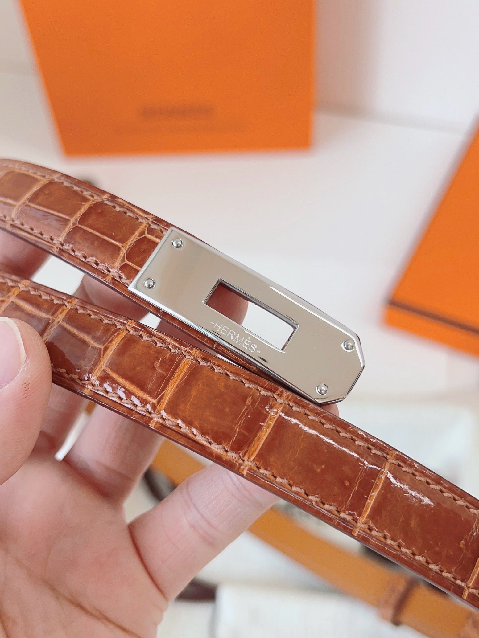 Hermes Kelly 18 Belt in Caramel Shiny Alligator Leather - Image 5