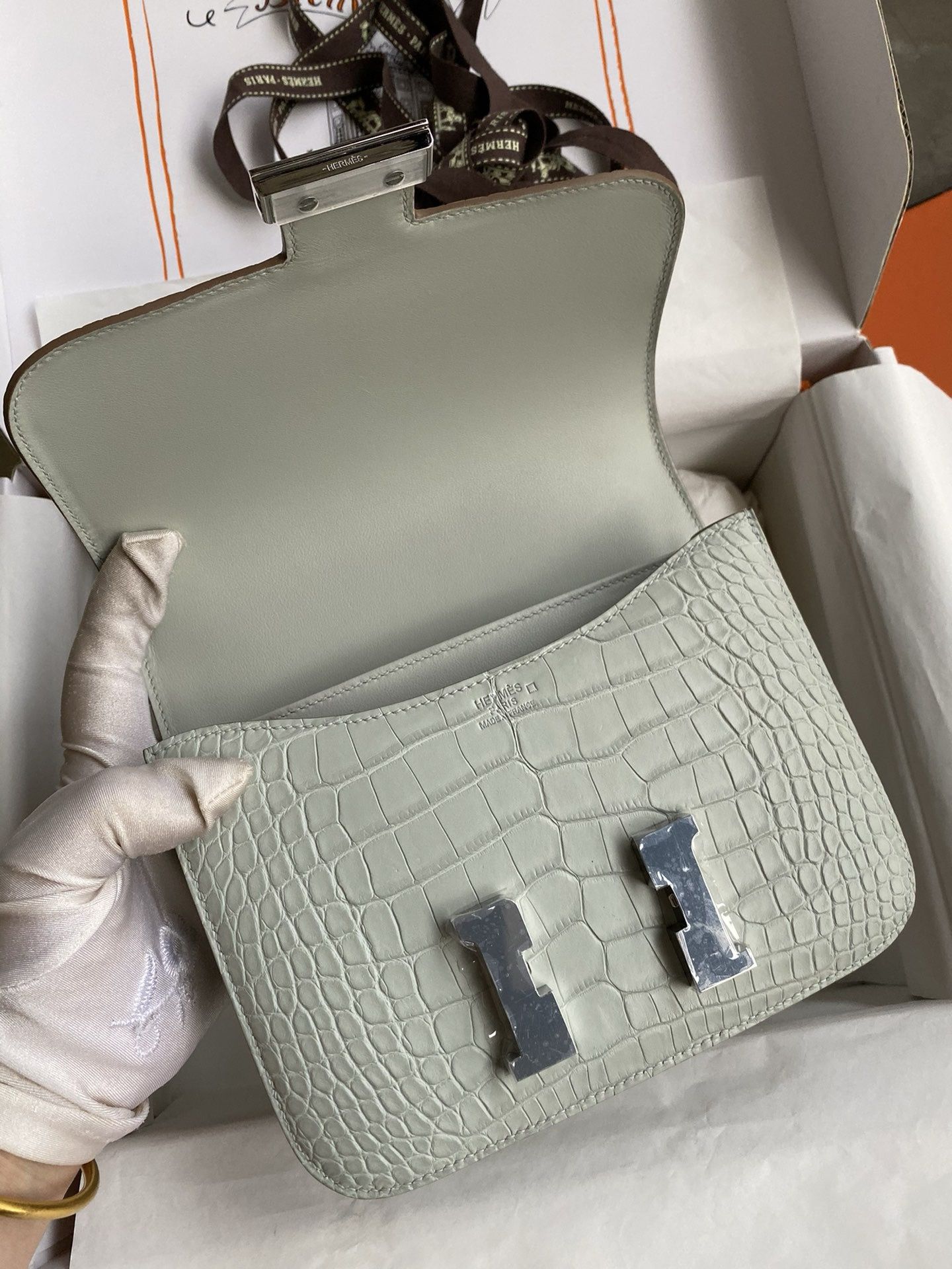 Hermes Constance 18 Handmade Bag in Gris Neve Matte Alligator Leather - Image 5