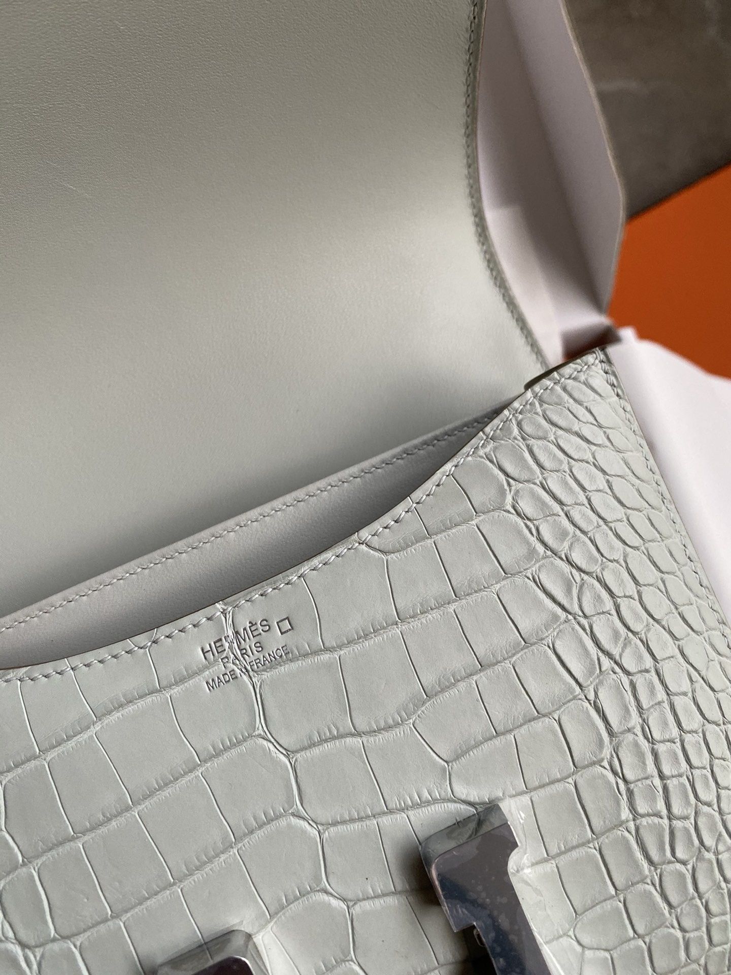 Hermes Constance 18 Handmade Bag in Gris Neve Matte Alligator Leather - Image 6