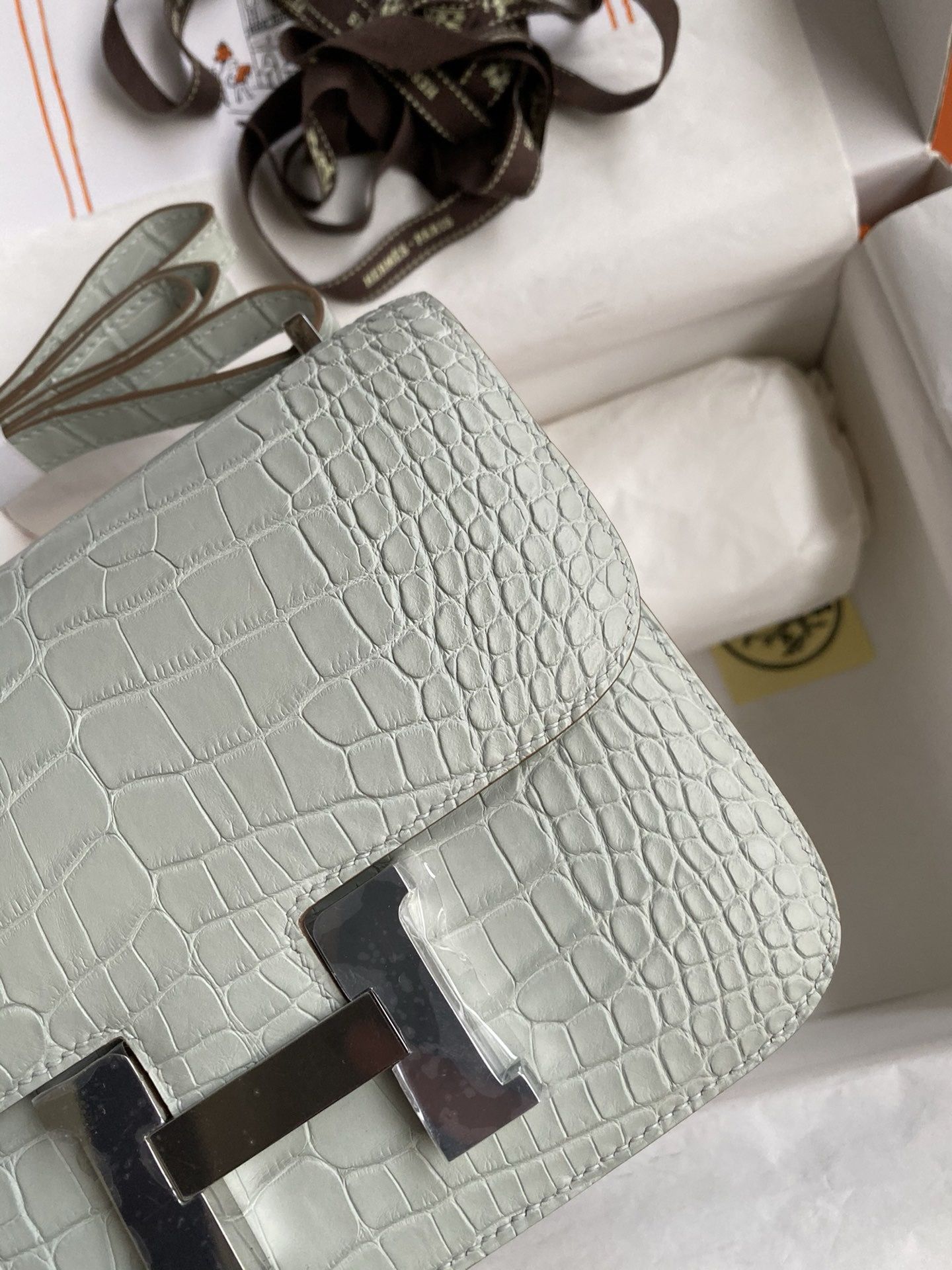 Hermes Constance 18 Handmade Bag in Gris Neve Matte Alligator Leather - Image 9