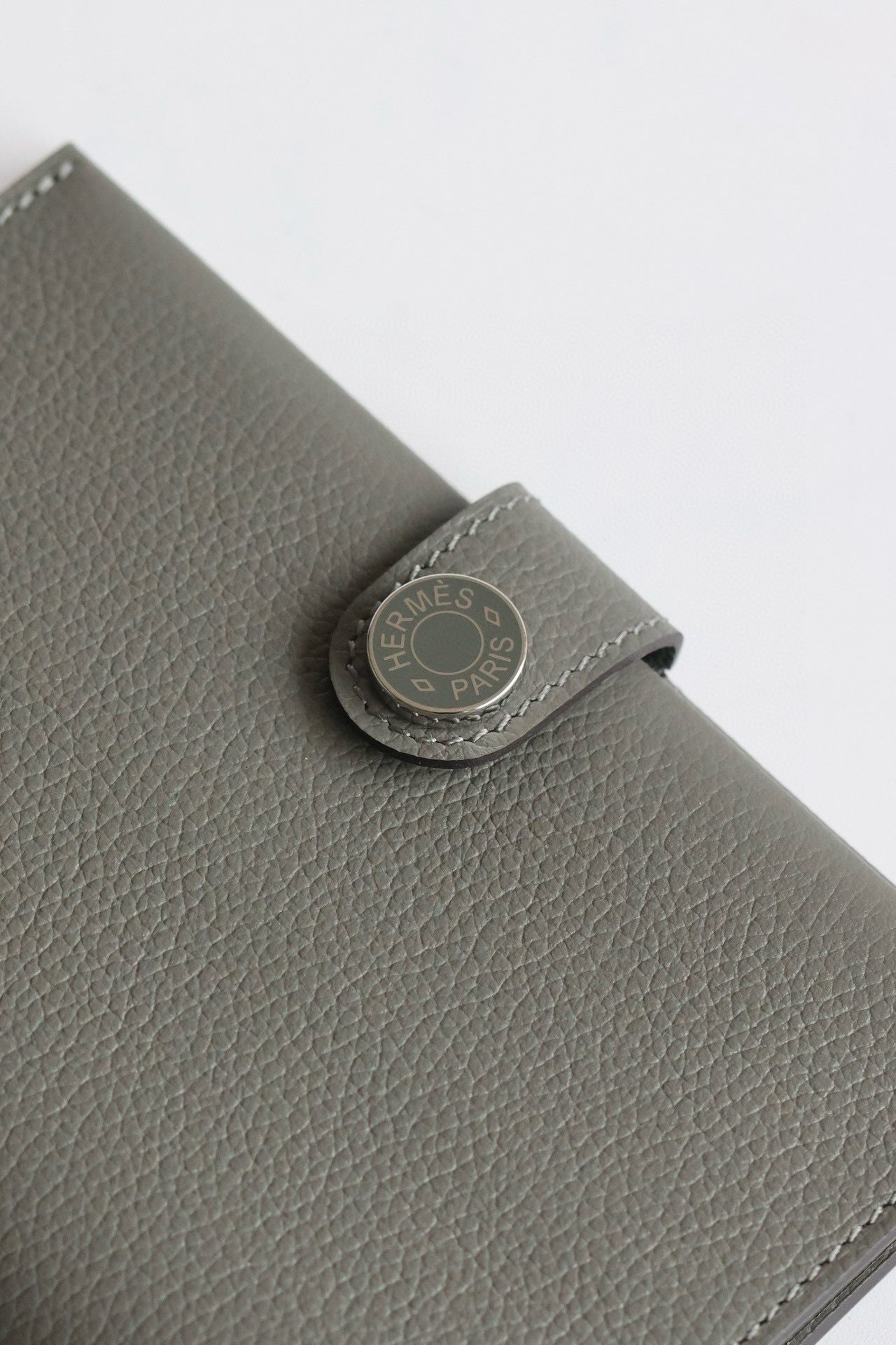 Hermes R.M.S Passport Holder in Gris Meyer Evercolor Calfskin - Image 7