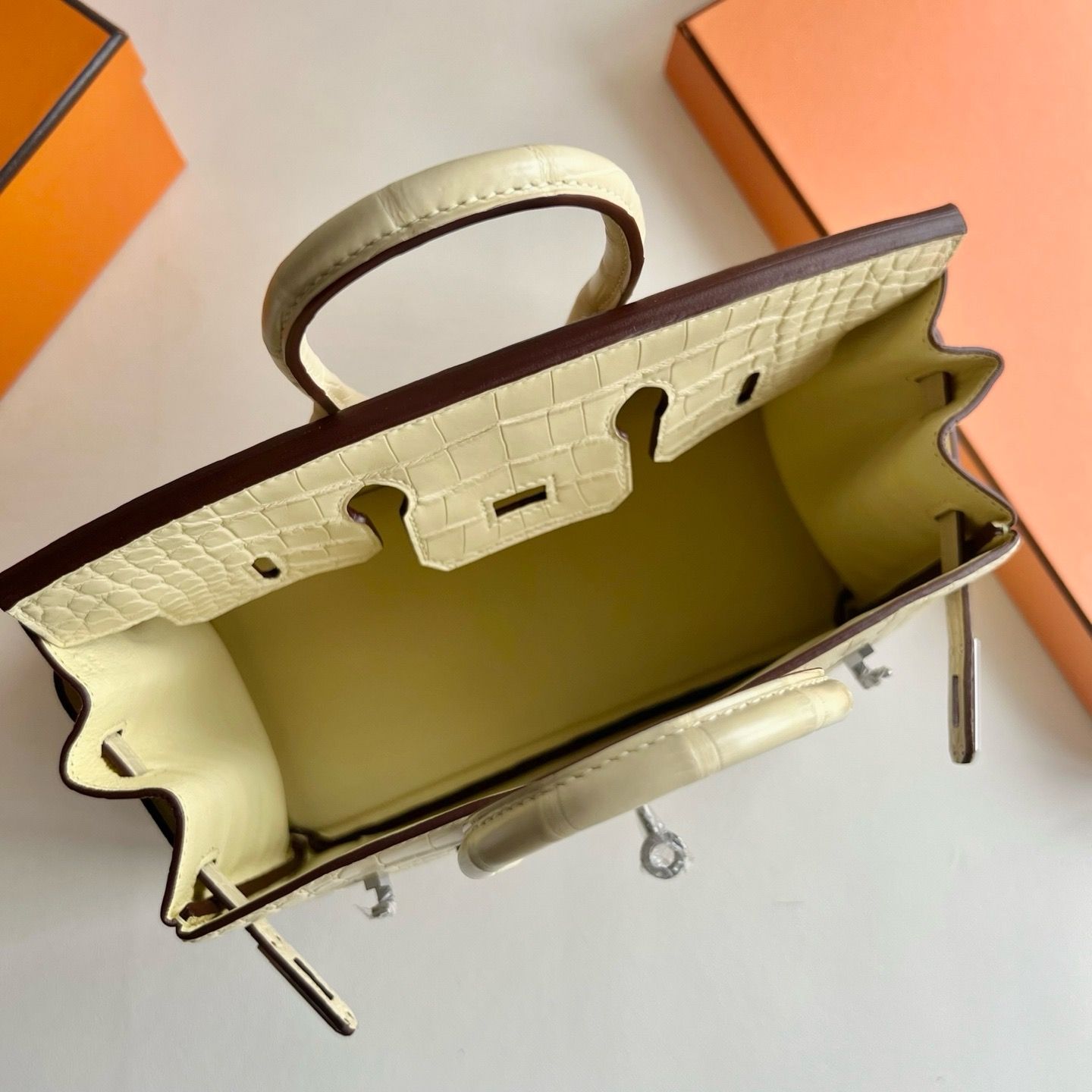 Hermes Birkin 25 Retourne Handmade Bag in Vanille Matte Alligator Leather - Image 7