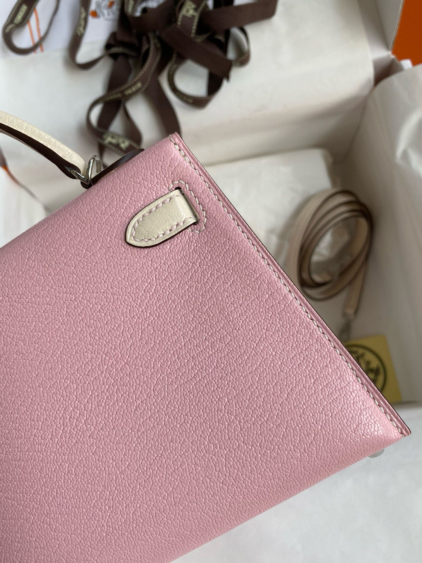 Hermes Kelly Mini II Sellier Bicolor Handmade Bag in Rose Sakura and Nata Chevre Mysore Leather - Image 6