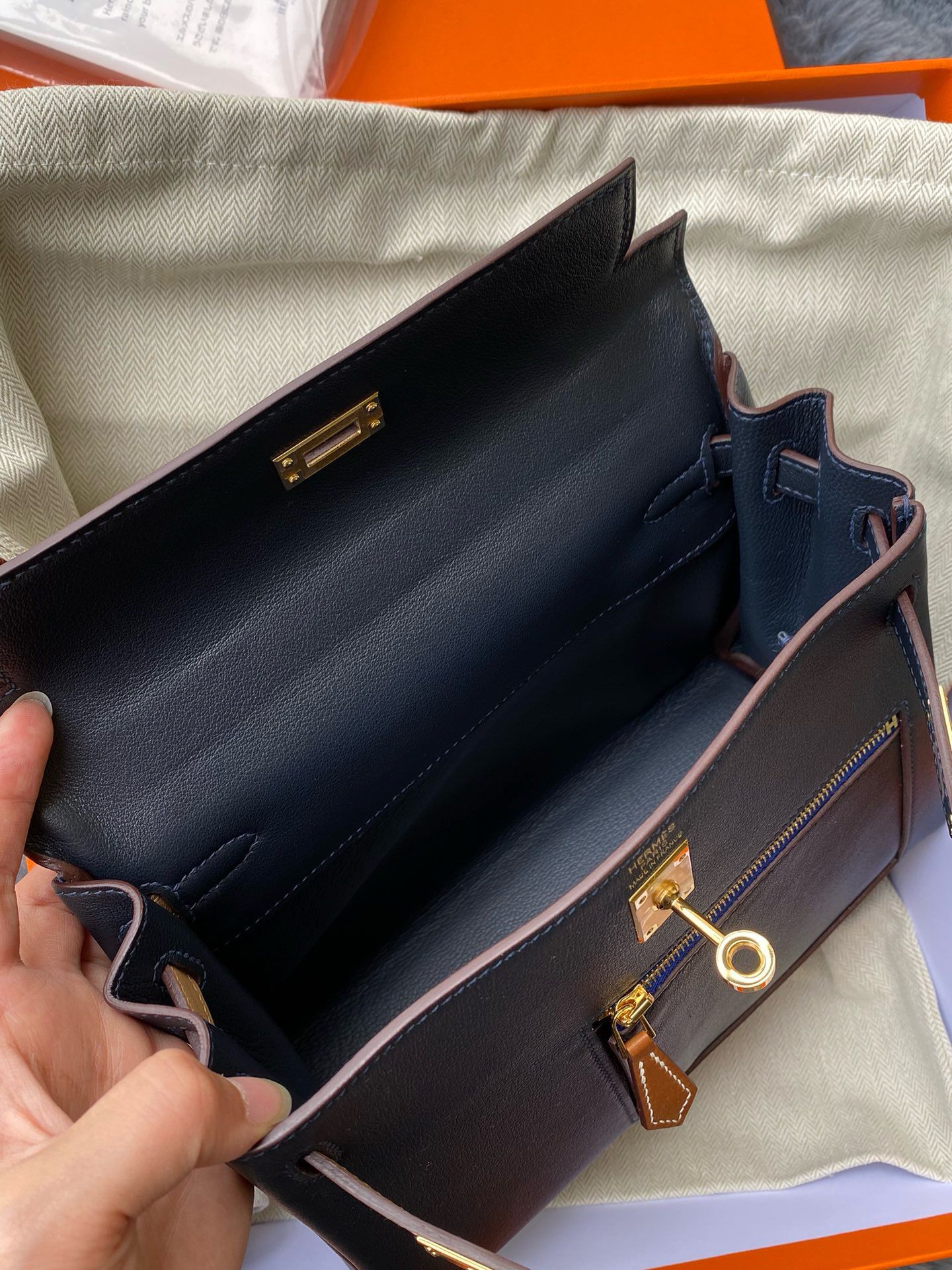 Hermes Kelly Colormatic 25 Handmade Bag in Blue Nuit Swift Leather - Image 4