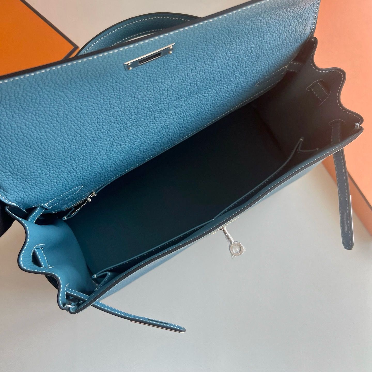 Hermes Kelly Retourne 32 Handmade Bag in Blue Jean Clemence Leather - Image 8