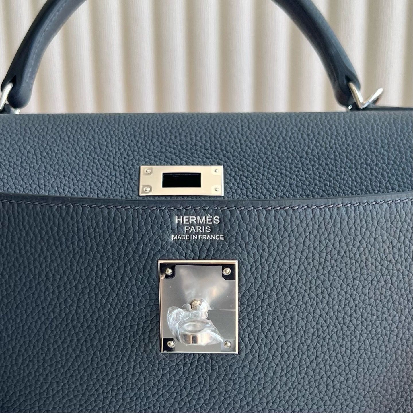 Hermes Kelly Retourne 35 Handmade Bag in Gris Misty Clemence Leather - Image 4