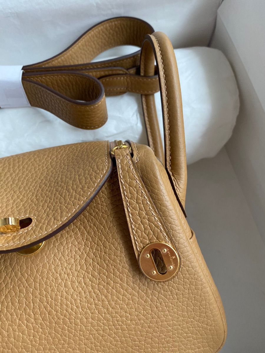 Hermes Mini Lindy Handmade Bag In Biscuit Clemence Leather - Image 4