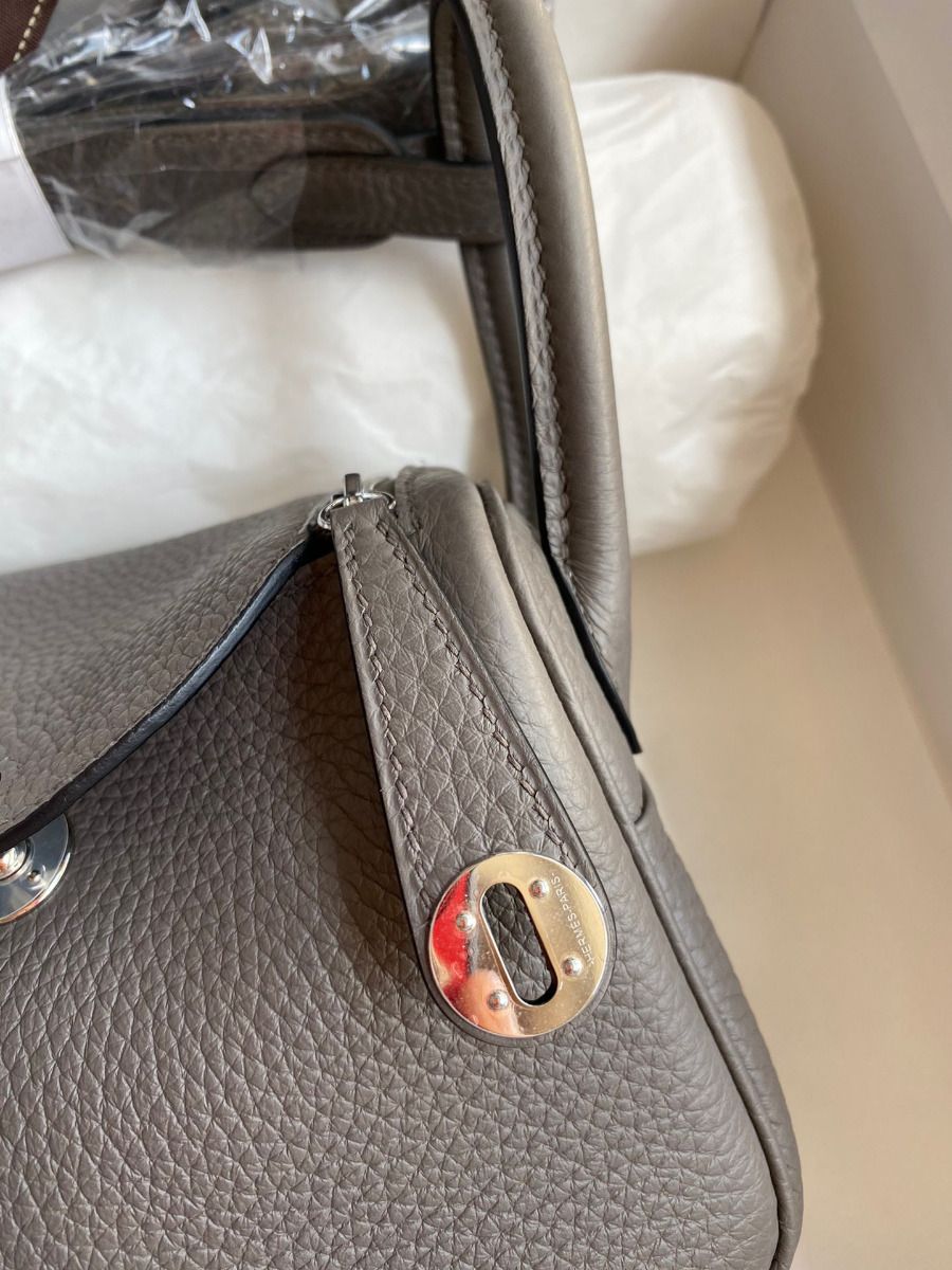 Hermes Mini Lindy Handmade Bag In Etain Clemence Leather - Image 4