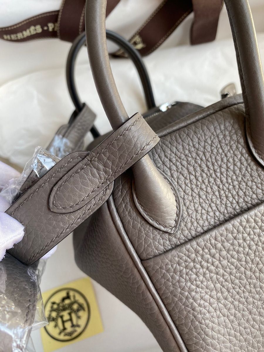 Hermes Mini Lindy Handmade Bag In Etain Clemence Leather - Image 5