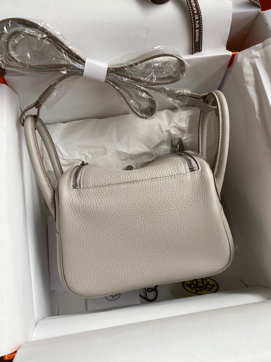 Hermes Mini Lindy Handmade Bag In Pearl Grey Clemence Leather - Image 3