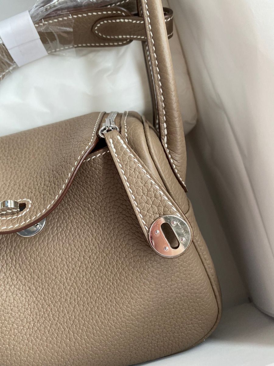 Hermes Mini Lindy Handmade Bag In Taupe Clemence Leather - Image 4