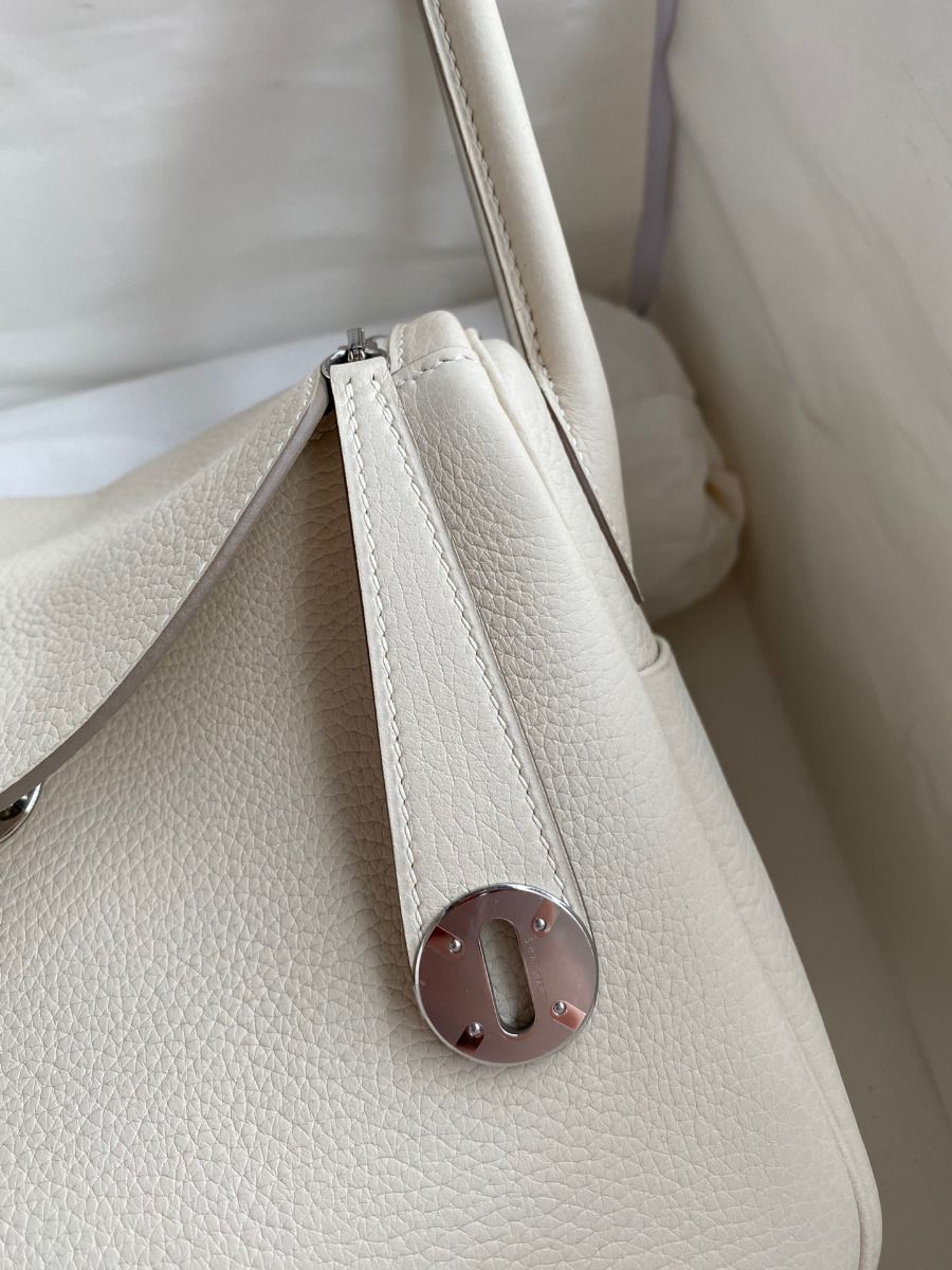 Hermes Lindy 26 Handmade Bag In Craie Clemence Leather - Image 3