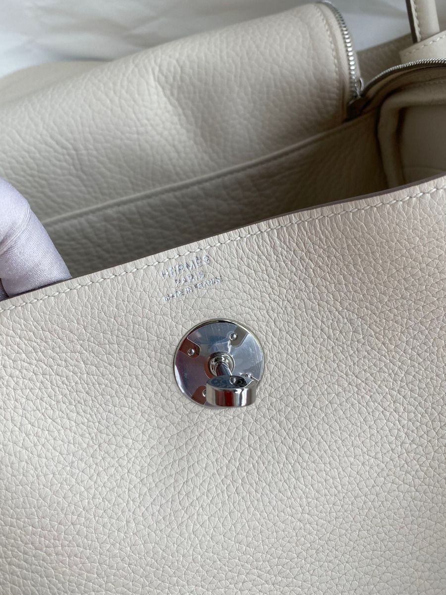 Hermes Lindy 26 Handmade Bag In Craie Clemence Leather - Image 9