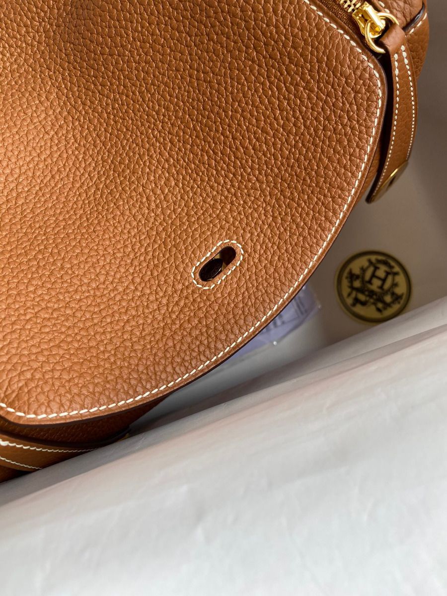 Hermes Lindy 26 Handmade Bag In Gold Clemence Leather - Image 7