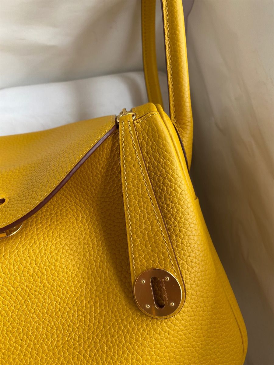 Hermes Lindy 26 Handmade Bag In Jaune Ambre Clemence Leather - Image 4