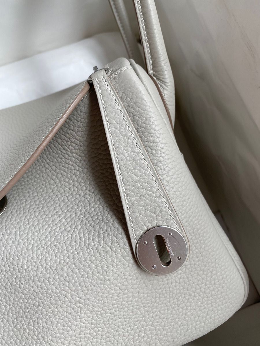 Hermes Lindy 26 Handmade Bag In Pearl Grey Clemence Leather - Image 4