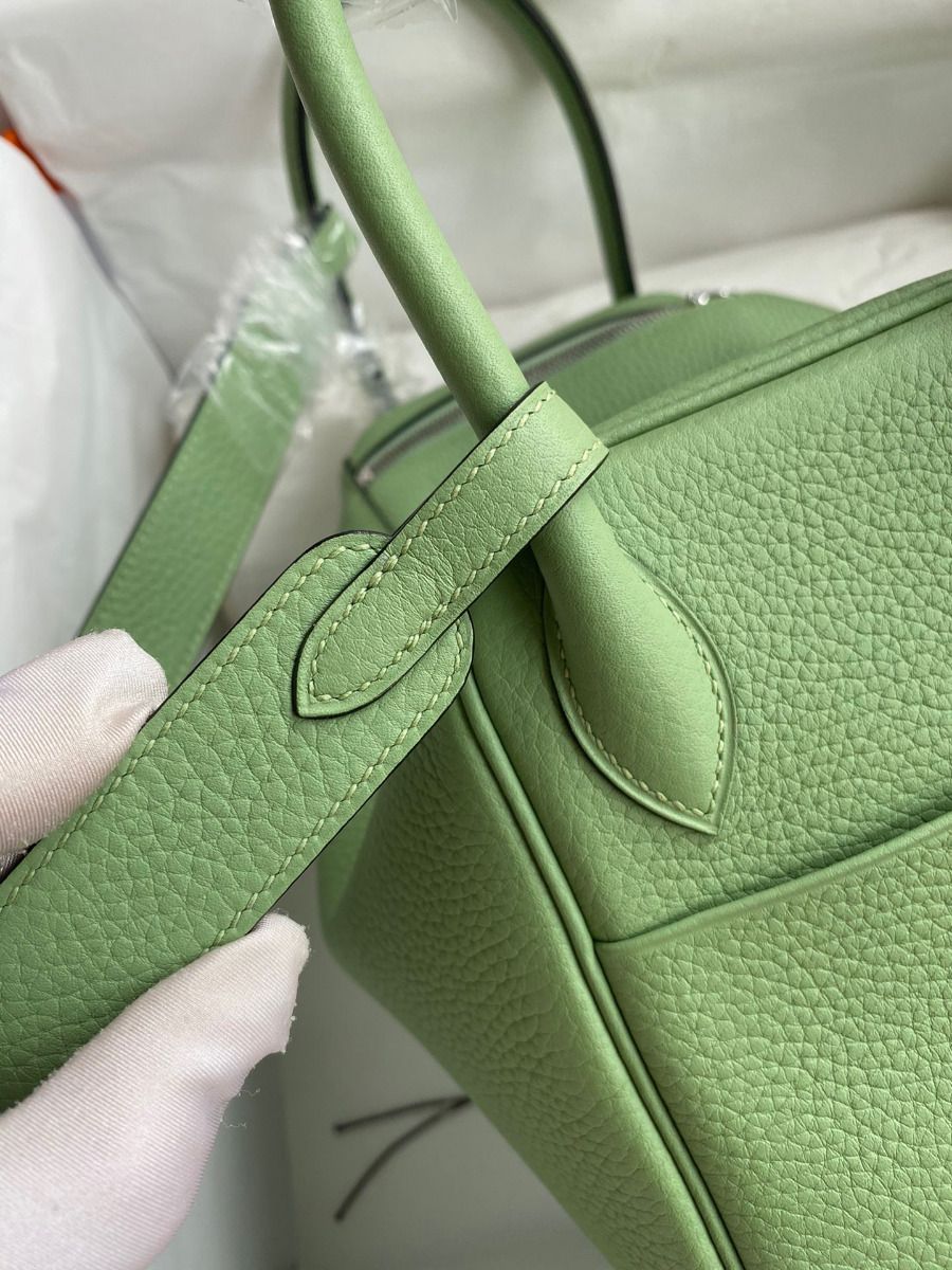 Hermes Lindy 26 Handmade Bag In Vert Criquet Clemence Leather - Image 5