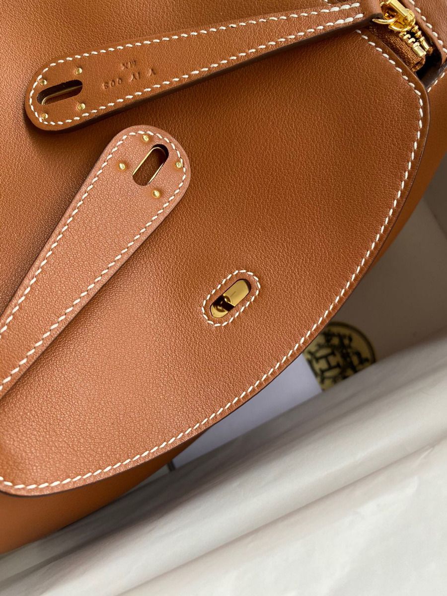 Hermes Lindy 26 Handmade Bag In Gold Swift Calfskin - Image 7