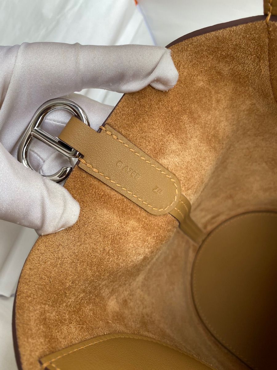 Hermes In The Loop 18 Handmade Bag in Biscuit Clemence Leather - Image 8