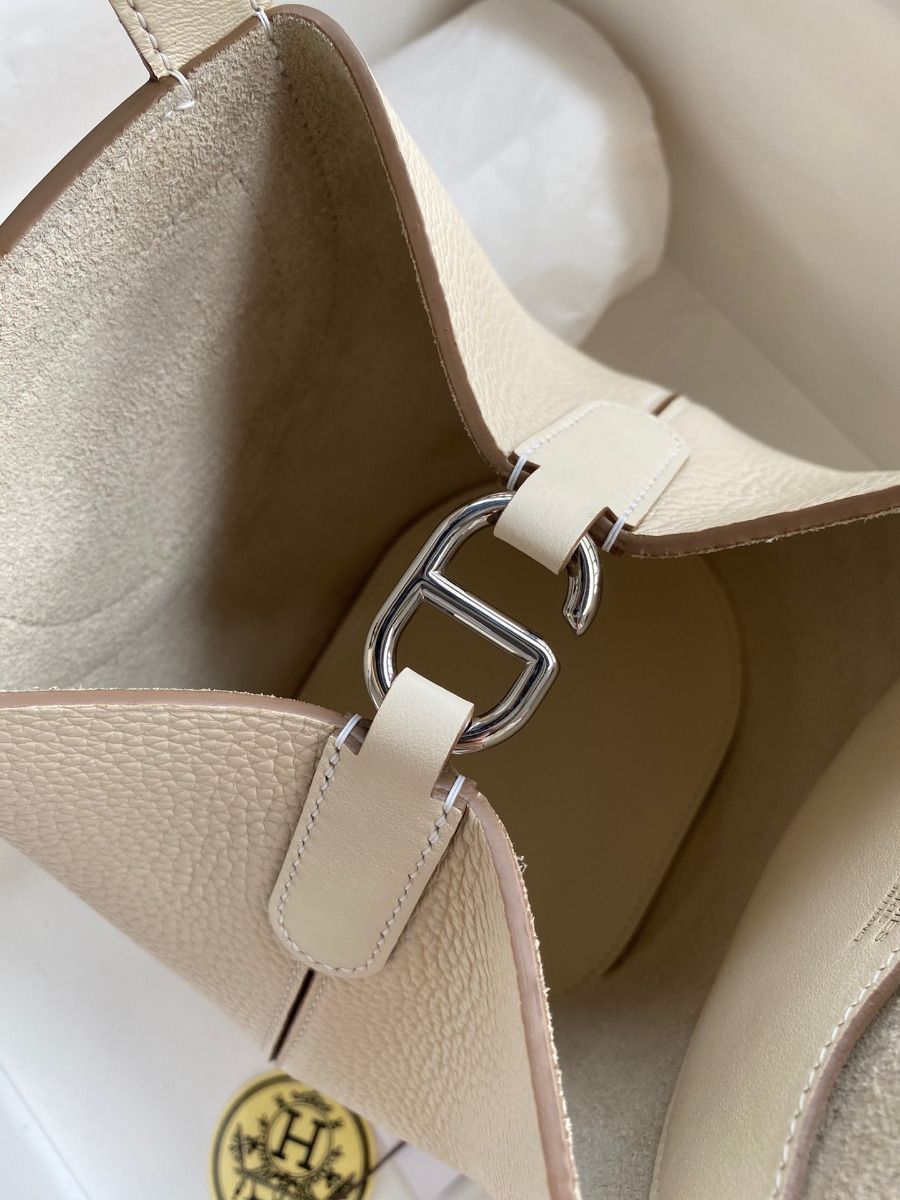 Hermes In The Loop 18 Handmade Bag in Craie Clemence Leather - Image 11