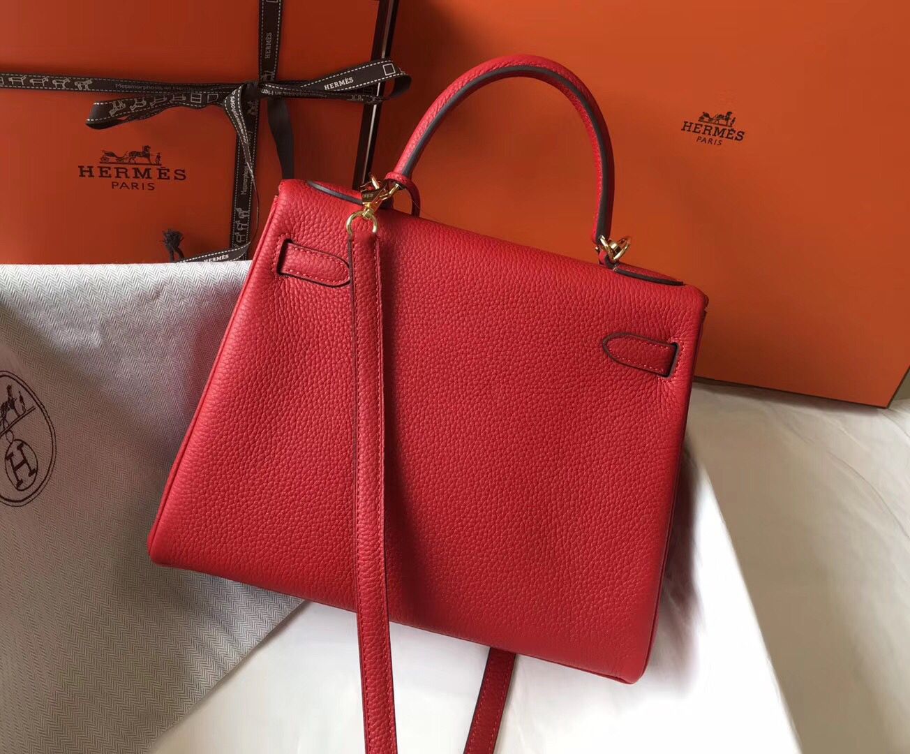 Hermes Kelly 28cm Bag In Red Clemence Leather GHW - Image 3