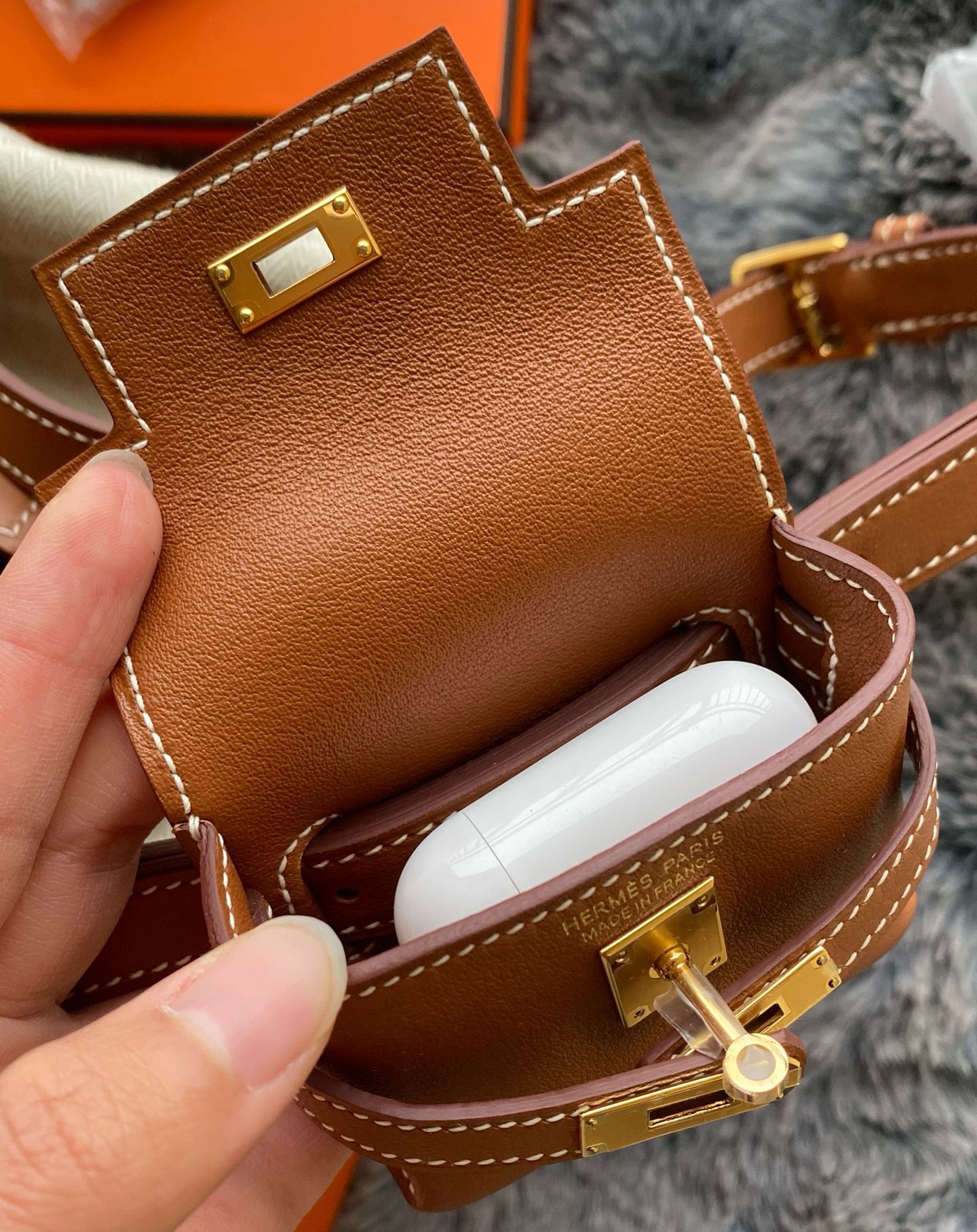 Hermès Kelly Moove Handmade Bag in Gold Swift Calfskin - Image 11