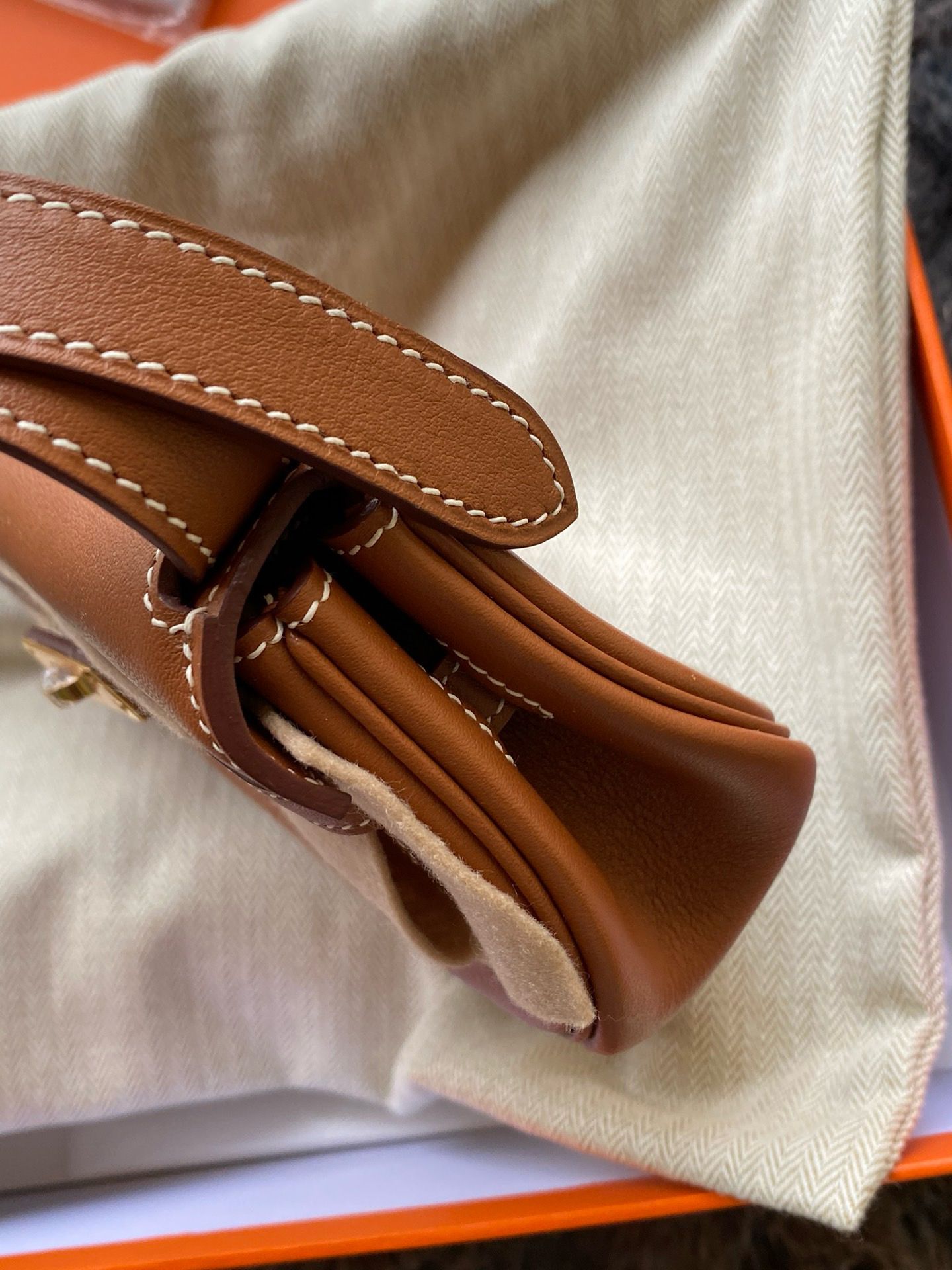 Hermès Kelly Moove Handmade Bag in Gold Swift Calfskin - Image 4