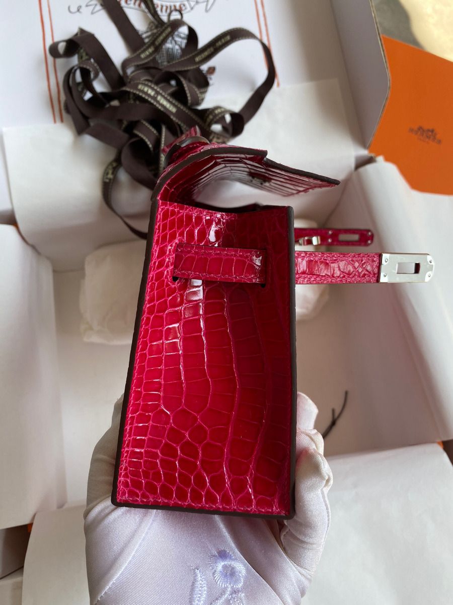 Hermes Kelly Pochette Handmade Bag In Rose Extreme Shiny Alligator Leather - Image 8