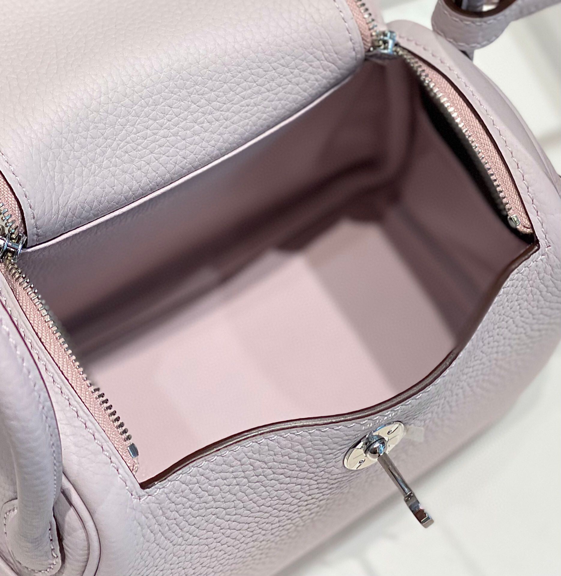 Hermes Lindy Mini Bag In Mauve Pale Clemence Leather PHW - Image 10