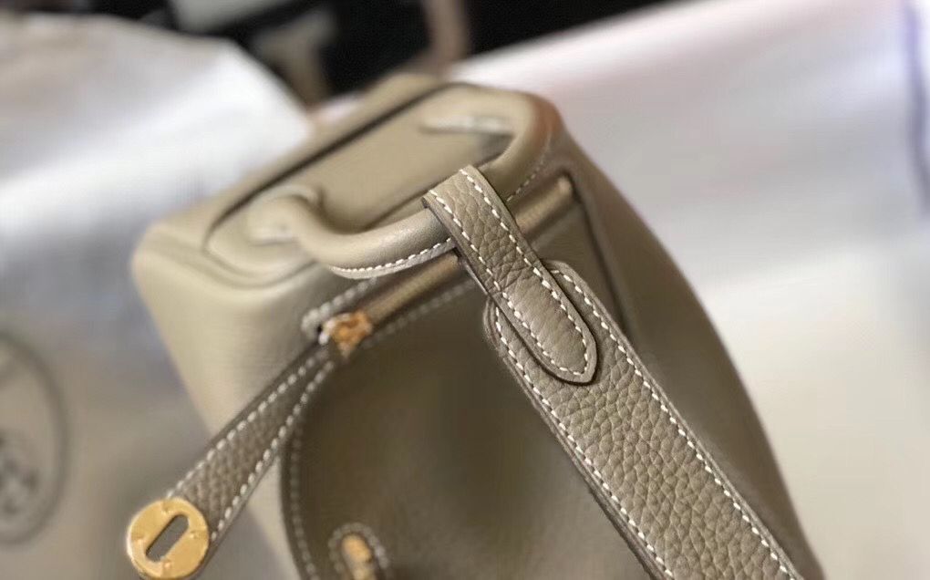 Hermes Lindy Mini Bag In Tourterelle Clemence Leather GHW - Image 5