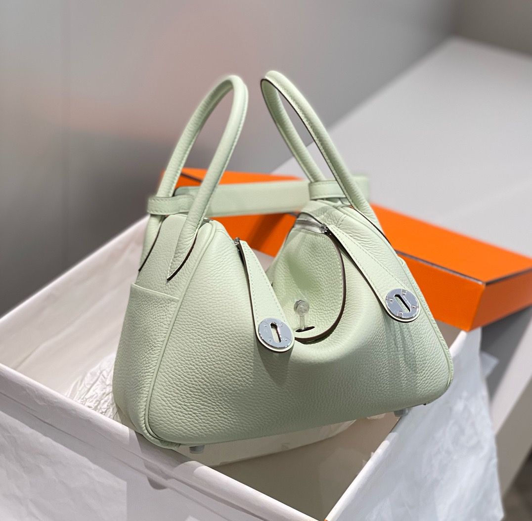 Hermes Lindy 26cm Bag In Vert Fizz Clemence Leather GHW - Image 4