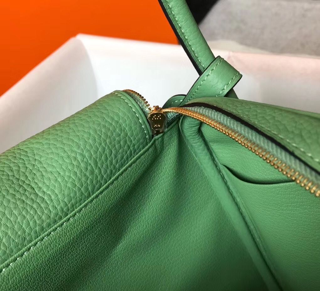 Hermes Lindy 30cm Bag In Vert Criquet Clemence Leather GHW - Image 8