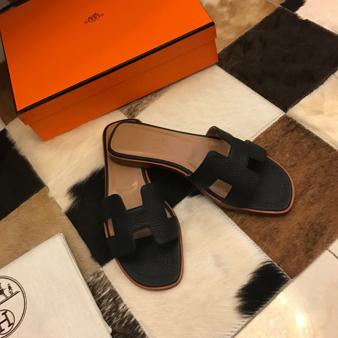Hermes Oran Slide Sandals In Black Clemence Leather - Image 6