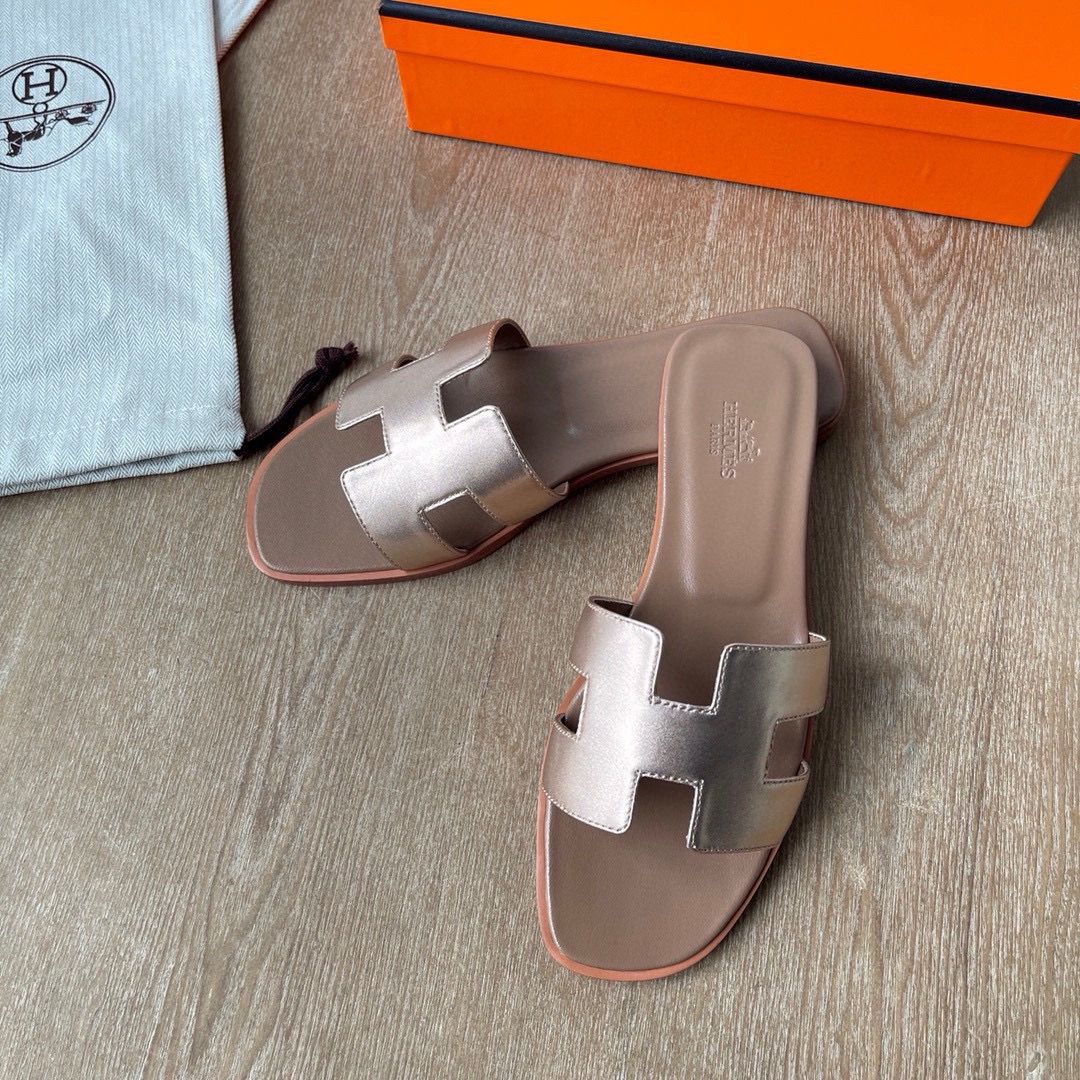 Hermes Oran Slide Sandals in Rose Gold Metallic Leather - Image 6
