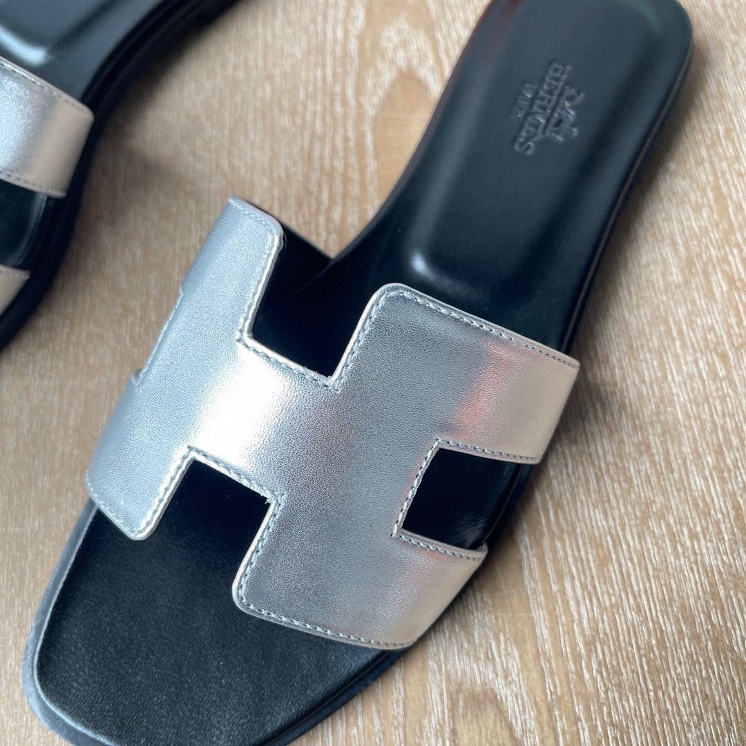 Hermes Oran Slide Sandals in Silver Metallic Leather - Image 3