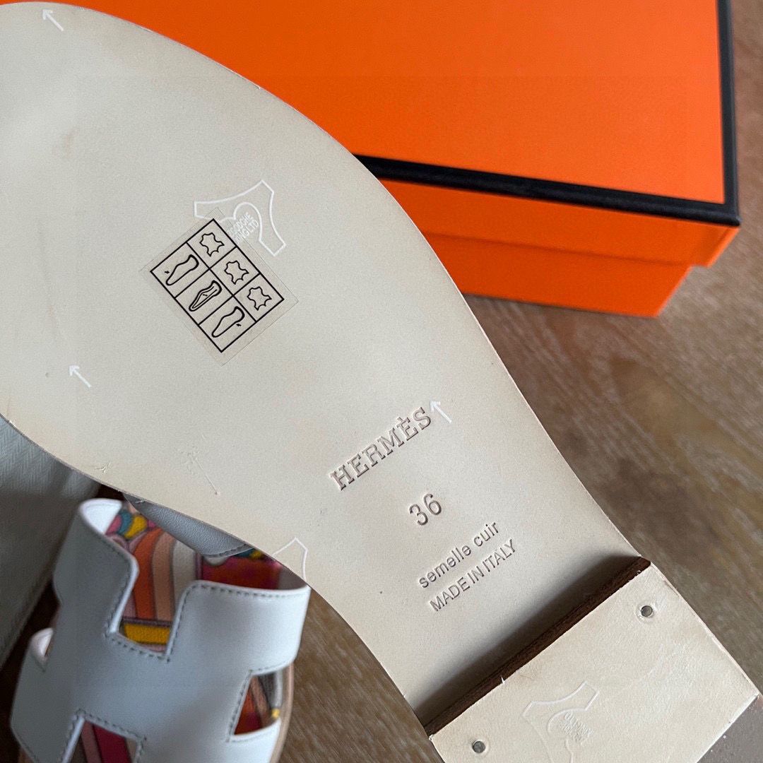 Hermes Oran Slide Sandals in White Swift Calfskin with Printed Lining - Image 6