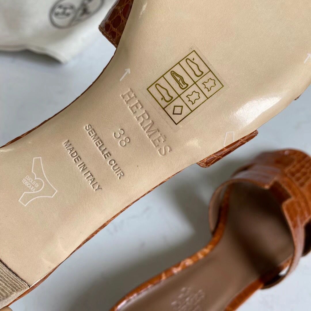 Hermes Oasis Sandals In Brown Shiny Niloticus Crocodile - Image 5