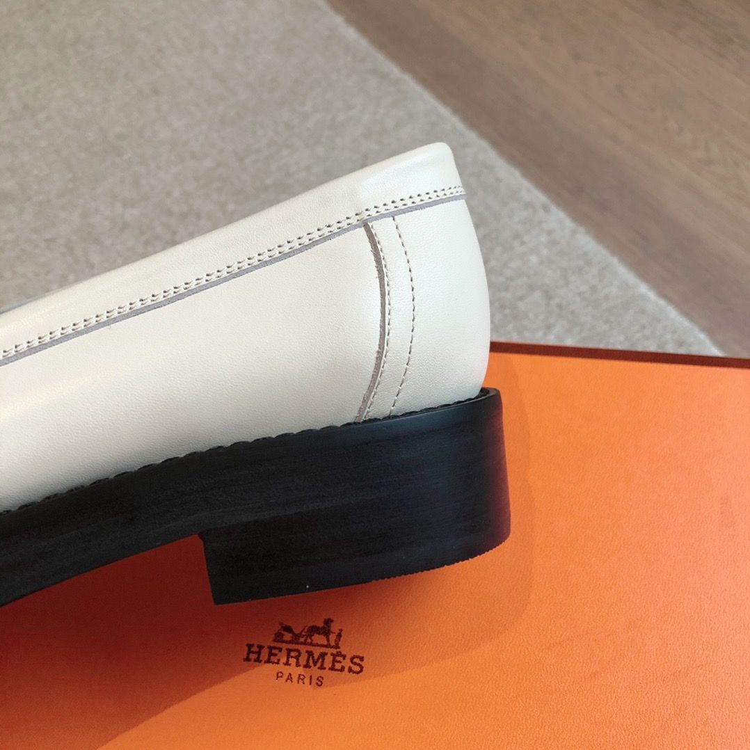 Hermes Women's Impact Loafers in White Leather - Image 7