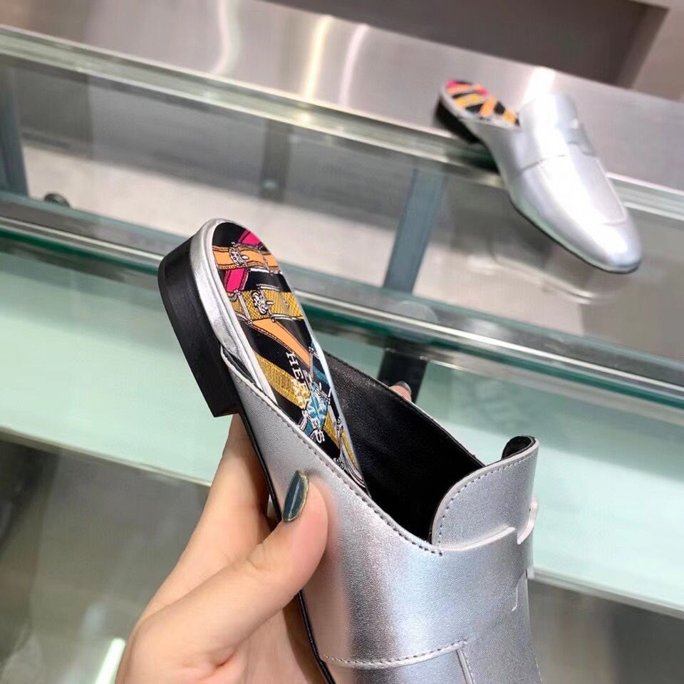 Hermes Catena Mules In Silver Metallic Calfskin - Image 9
