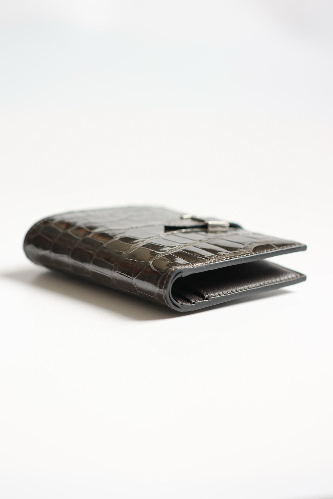 Hermes Bearn Compact Wallet in Graphite Shiny Alligator Leather - Image 9